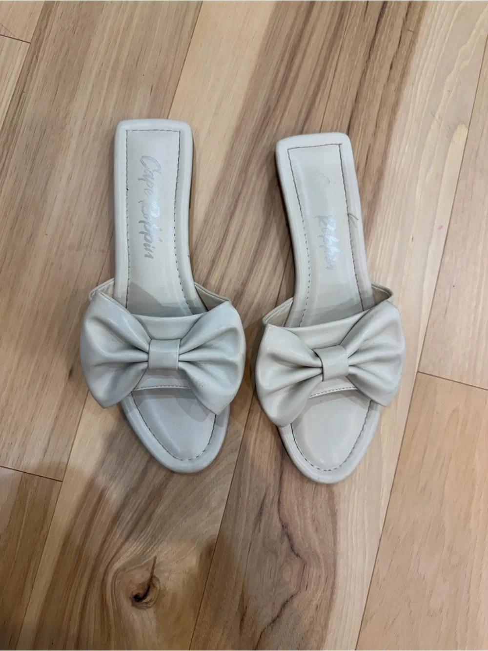 Beige bow sandals sz 10 flip flop flats